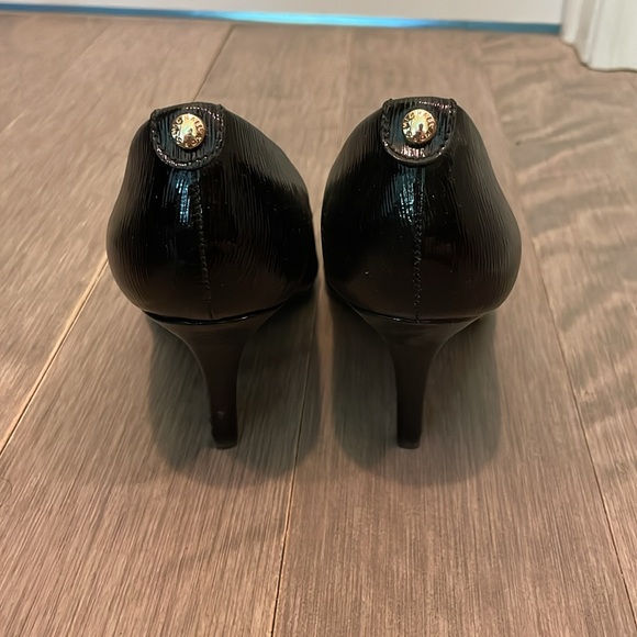 Michael Kors patent textured 1.5” black heels- Size 5.5 Like new. Excellent cond - Picture 4 of 5